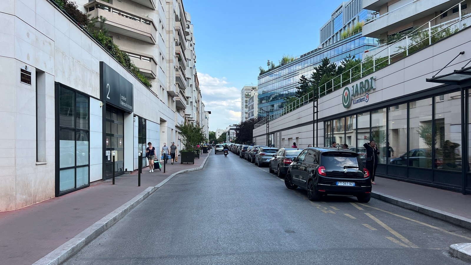 La fresque du Café des acteurs à Levallois : l'histoire de l'oeuvre, et pourquoi Depardieu et Berry en ont disparu